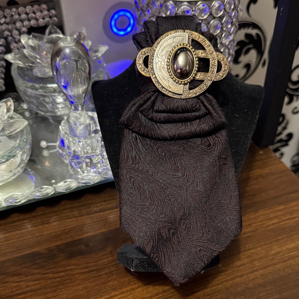 Elegant Black Brooch Tie